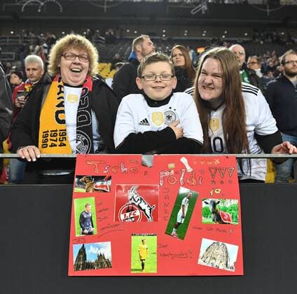 Fussball, Herren, Saison 2016 17, Länderspiel in Mönchengladbach, Deutschland - England, Fans danken Lukas Podolski (Deutschland), 22.03. 2017,