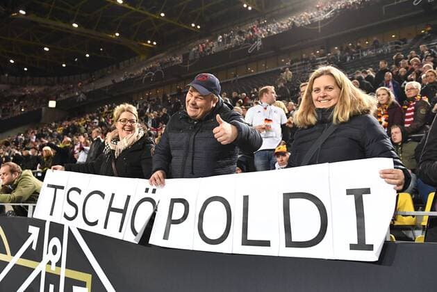 Bilder des Tages - SPORT Fussball, Herren, Saison 2016 17, Länderspiel in Mönchengladbach, Deutschland - England, Fans danken Lukas Podolski (Deutschland), 22.03. 2017,