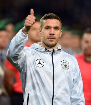 Themen der Woche - SPORT Bilder des Tages - SPORT Fußball-Länderspiel: Deutschland - England 22.03.2017 in Dortmund. Lukas Podolski (Deut.) wird vom DFB geehrt. HM