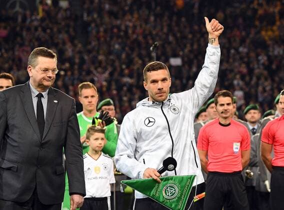 22.03.2017, xjhx, Fussball Freundschaftsspiel, Deutschland - England, emspor, v.l. DFB Praesident Reinhard Grindel (Deutscher Fussball-Bund), Lukas Podolski (Deutsche Fussball Nationalmannschaft DFB) Dortmund