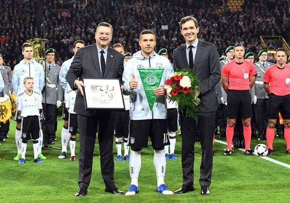 22.03.2017, xjhx, Fussball Freundschaftsspiel, Deutschland - England, emspor, v.l. DFB Praesident Reinhard Grindel (Deutscher Fussball-Bund), Lukas Podolski (Deutsche Fussball Nationalmannschaft DFB), Dr. Friedrich Curtius (Generalsekräter, Deutsche Fussball Bund) Dortmund