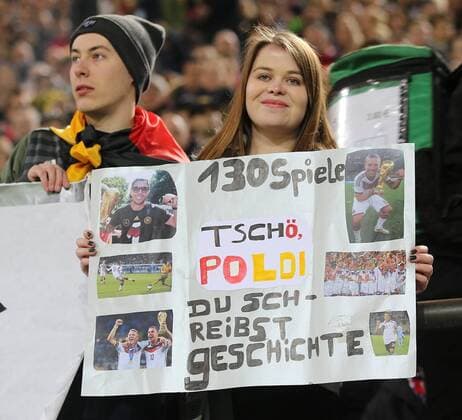 Fans mit Plakat Tschö Poldi