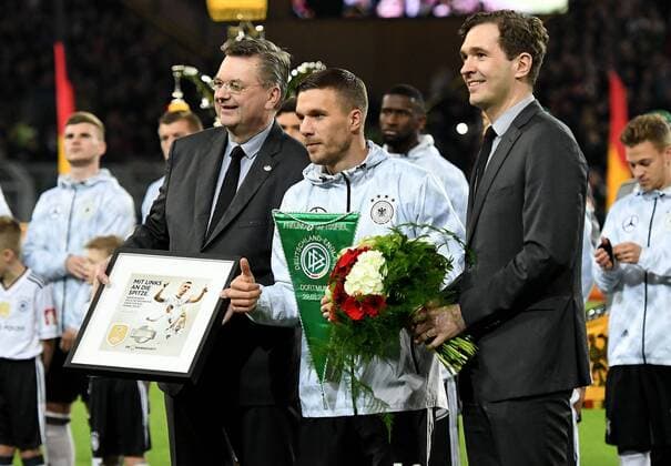 22.03.2017, xfux, Fussball Freundschaftsspiel, Deutschland - England, emspor, v.l. Prasident Reinhard Grindel (DFB Deutscher Fussball-Bund), Lukas Podolski (Deutsche Fussball Nationalmannschaft DFB), Generalsekretaer Dr. Friedrich Curtius (DFB Deutschen Fußball-Bundes) Dortmund