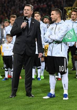 FUSSBALL INTERNATIONAL TESTSPIEL IN DORTMUND 22.03.2017 Deutschland - England DFB-Praesident Reinhard Grindel (li) verabschiedet Lukas Podolski (re) 