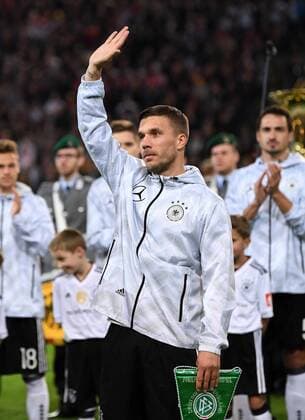 FUSSBALL INTERNATIONAL TESTSPIEL IN DORTMUND 22.03.2017 Deutschland - England Daumen hoch: Lukas Podolski 