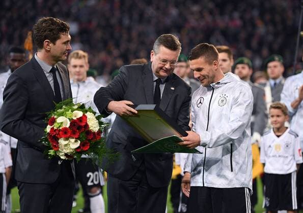 Bilder des Tages - SPORT FUSSBALL INTERNATIONAL TESTSPIEL IN DORTMUND 22.03.2017 Deutschland - England Friedrich Curtius (li, DFB-Generalsekretaer) und DFB-Praesident Reinhard Grindel (Mitte) verabschieden Lukas Podolski (re) 