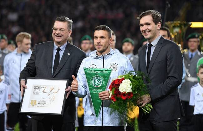 FUSSBALL INTERNATIONAL TESTSPIEL IN DORTMUND 22.03.2017 Deutschland - England Friedrich Curtius (li, DFB-Generalsekretaer) und DFB-Praesident Reinhard Grindel (Mitte) verabschieden Lukas Podolski (re) 