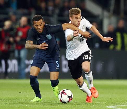 Ryan Bertrand, Joshua Kimmich Aktion Spielszene Zweikampf Fußball Fussball Länderspiel Freundschaftsspiel Saison 2016 2017 22.03.2017 DFB Nationalmannschaft GER BRDeutschland vs. England ENG