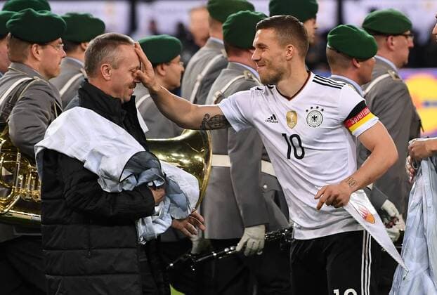 FUSSBALL INTERNATIONAL TESTSPIEL IN DORTMUND 22.03.2017 Deutschland - England Lukas Podolski (Mitte) watscht Chef-Zeugwart Thomas Mai (Mitte) ab. 