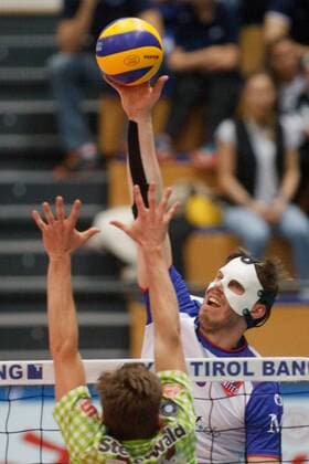 Angriff Maskenmann Jan KLOBUCAR ( 8, RHM). Volleyball, TSV Herrsching (HER) - United Volleys Rhein-Main (RHM), Bundesliga, Playoff Viertelfinale, 2.Spiel, Saison 2016 2017, am 22.03.2017 in Innsbruck U N I V E R S I T A E T S S P O RT H A L L E Oesterreich. x20170322_102x