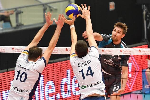 GER,VBL, Playoff-Viertelfinale, SVG Lueneburg vs SWD Powervolleys Dueren 22.03.2017, CU Arena, Hamburg, GER, VBL, Playoff-Viertelfinale SVG Lueneburg vs SWD Powervolleys Dueren, im Bild Matthias Pompe (Lueneburg 10) und Michel Schlien (Lueneburg 14) versuchen sich gegen Rudy Verhoeff (Dueren 02) durchzusetzen nordphoto xWitke