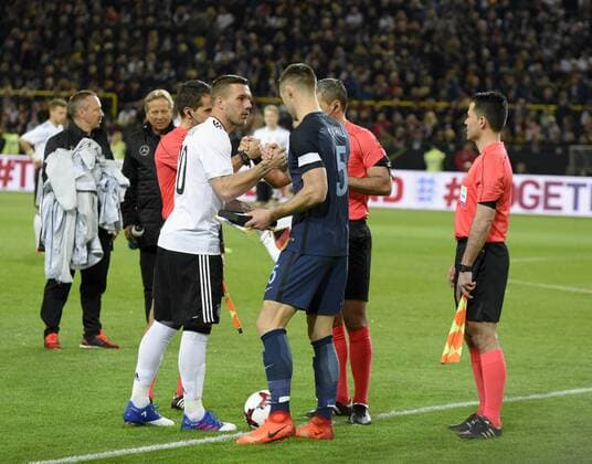 22.03.2017, Fussball Test-Länderspiel, Deutschland - England, in Dortmund, Signal-Iduna-Park-Stadion Dortmund, v.li: Lukas Podolski (Deutschland) shakehands mit Gary Cahill (England) 
