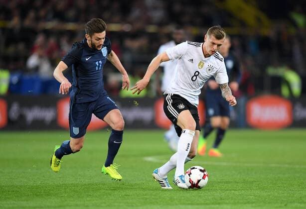 FUSSBALL INTERNATIONAL TESTSPIEL IN DORTMUND 22.03.2017 Deutschland - England Toni Kroos (re, Deutschland) enteilt Adam Lallana (li, England) 