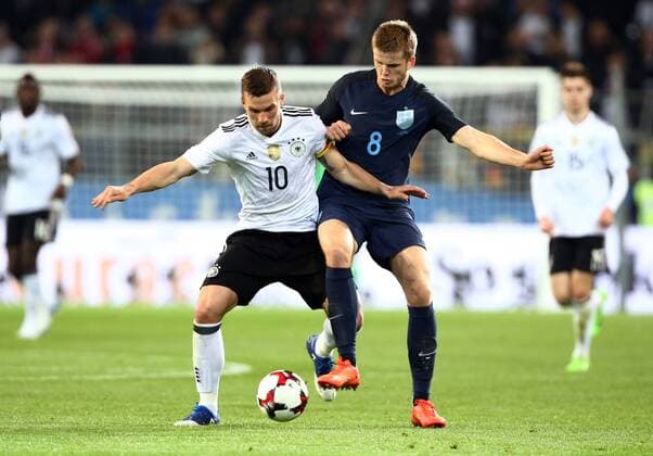 Lukas Podolski, Eric Dier Aktion Spielszene Zweikampf Fußball Fussball Länderspiel Freundschaftsspiel Saison 2016 2017 22.03.2017 DFB Nationalmannschaft GER BRDeutschland vs. England ENG