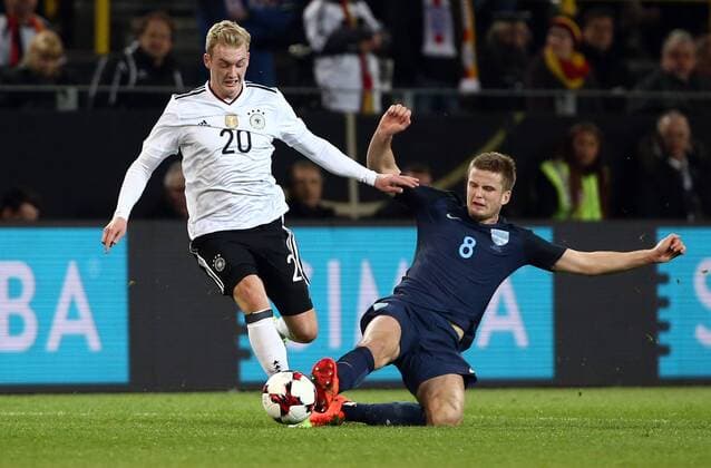 Julian Brandt, Eric Dier Aktion Spielszene Zweikampf Fußball Fussball Länderspiel Freundschaftsspiel Saison 2016 2017 22.03.2017 DFB Nationalmannschaft GER BRDeutschland vs. England ENG