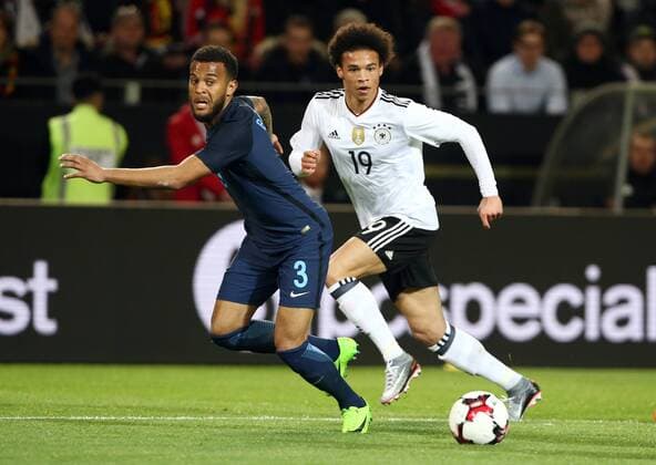 Ryan Bertrand, Leroy Sane Aktion Spielszene Zweikampf Fußball Fussball Länderspiel Freundschaftsspiel Saison 2016 2017 22.03.2017 DFB Nationalmannschaft GER BRDeutschland vs. England ENG