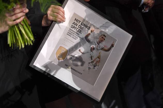 FUSSBALL INTERNATIONAL TESTSPIEL IN DORTMUND 22.03.2017 Deutschland - England Lukas Podolski erhaelt vom DFB eine Collage zum Abschied 