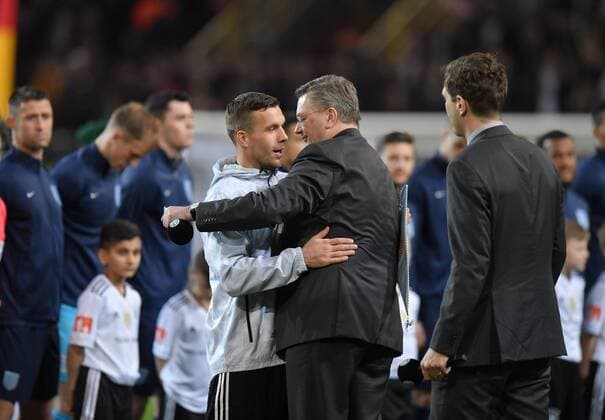 22.03.2017, Fussball Laenderspiel 2017, Deutschland - England, DFB Praesident Reinhard Grindel, re., umarmt Lukas Podolski (Deutschland)