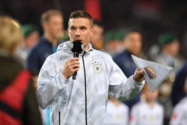 22.03.2017, Fussball Laenderspiel 2017, Deutschland - England, Lukas Podolski (Deutschland) haelt vor dem Spiel zum Abschied, eine Dankesrede