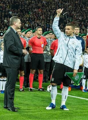 Dortmund, Germany 22.03.2017, Laenderspiel, Deutschland - England, Lukas Podolski (GER) bedankt sich beim Publikum ( DeFodi507