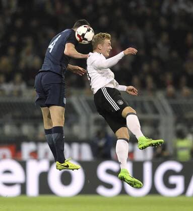 Foto : Julian Brandt ( Deutschland ) gegen Michael Keane , links Fussball Länderspiel am Mi. 22.03.2017 Deutschland - England