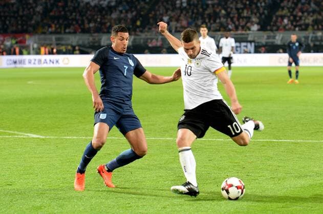 Fussball, Herren, Saison 2016 17, Länderspiel in Dortmund, Deutschland - England, Jake Livermore (Nr. 7, England), Lukas Podolski (Nr. 10, Deutschland), 22.03. 2017,