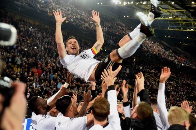 Themen der Woche - SPORT Fußball, Deutschland - England Bilder des Tages - SPORT Fußball-Länderspiel: Deutschland - England 22.03.2017 in Dortmund. Lukas Podolski (Deut.) wird von seinen Mitspielern in die Luft geworfen. HM