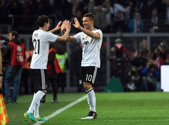 22.03.2017, xjhx, Fussball Freundschaftsspiel, Deutschland - England, emspor, v.l. Sebastian Rudy (Deutsche Fussball Nationalmannschaft DFB), Lukas Podolski (Deutsche Fussball Nationalmannschaft DFB) Auswechslung Einwechslung Dortmund
