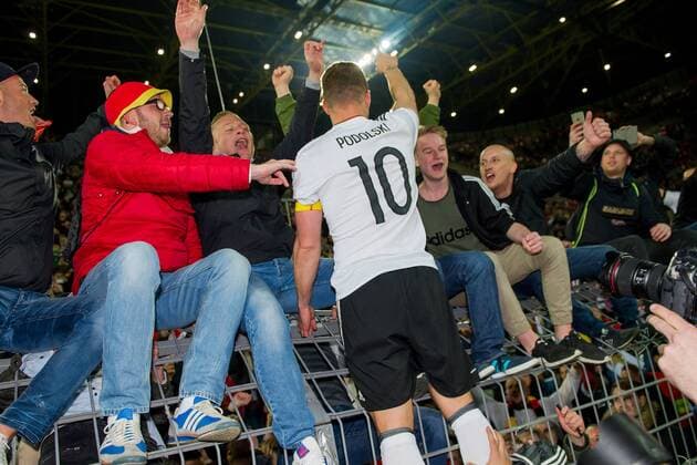 Dortmund, Germany 22.03.2017, Laenderspiel, Deutschland - England, Lukas Podolski (GER) bie den fans ( DeFodi001
