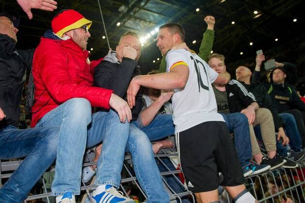 Dortmund, Germany 22.03.2017, Laenderspiel, Deutschland - England, Lukas Podolski (GER) bie den fans ( DeFodi001