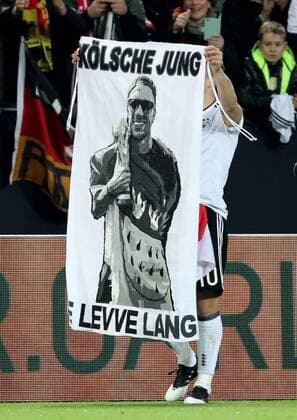 Deutschland, Dortmund, Signal Iduna Park, 22.03.2017, Fussball - Laenderspiel - Deutschland - England Bild: Lukas Podolski (Deutschland, 10) mit einem Plakat Kölscher Jung Copyright: HMBxMedia xHeikoxBecker