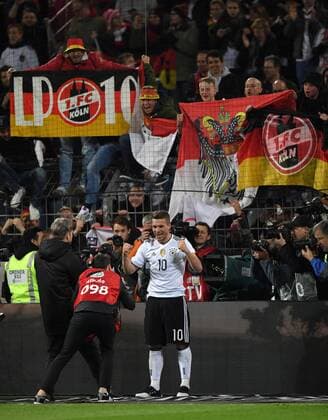 22.03.2017, Fussball Laenderspiel 2017, Deutschland - England, Lukas Podolski (Deutschland) feiert mit den Fans seinen Abschied