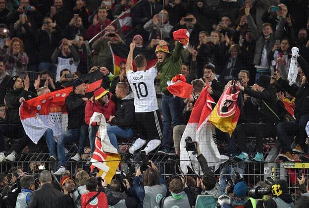 22.03.2017, Fussball Laenderspiel 2017, Deutschland - England, Lukas Podolski (Deutschland) feiert mit den Fans seinen Abschied