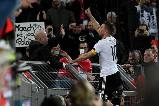 22.03.2017, xfux, Fussball Freundschaftsspiel, Deutschland - England, emspor, v.l. Lukas Podolski (Deutsche Fussball Nationalmannschaft DFB) jubeln jubelt nach Spielende. Dortmund