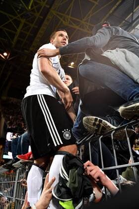 Fussball, Herren, Saison 2016 17, Länderspiel in Dortmund, Deutschland - England, Jubel nach dem Abpfiff, Lukas Podolski (Nr. 10, Deutschland) feiert mit den Fans auf dem Zaun, 22.03. 2017,