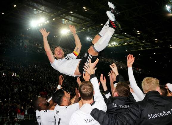 Dortmund Fußball Länderspiel Deutschland vs. England, Lukas Podolski (GER) wird von seinem Team hochgeworfen