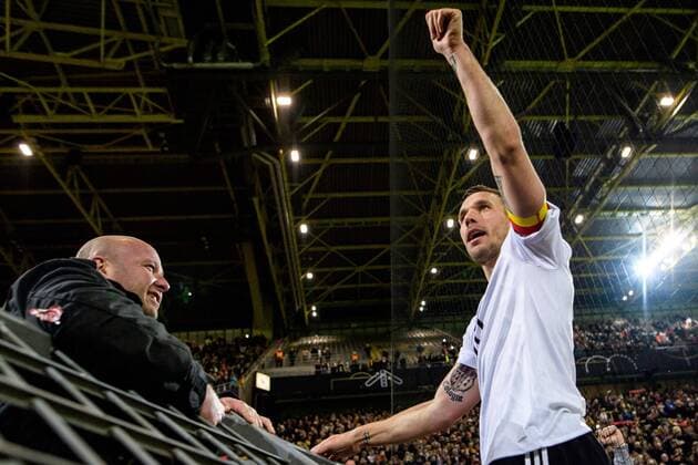 Kapitaen Lukas Podolski (GER 10) feiert mit den Fans beim Freundschaftsspiel zwischen Deutschland und England am 22.03.2017 in Dortmund Dortmund Copyright: xSchuelerx xEibnerx-xPressefotox EP_JSE