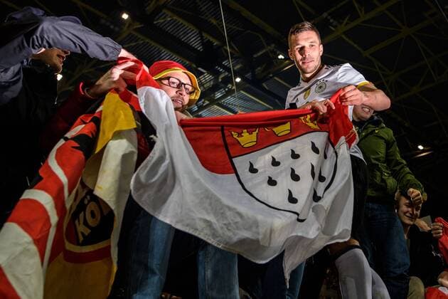 Kapitaen Lukas Podolski (GER 10) feiert mit den Fans beim Freundschaftsspiel zwischen Deutschland und England am 22.03.2017 in Dortmund Dortmund Copyright: xSchuelerx xEibnerx-xPressefotox EP_JSE