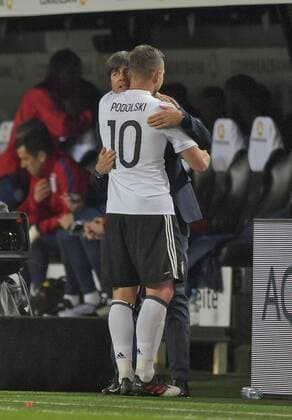 22.03.2017, Fussball Test-Länderspiel, Deutschland - England, in Dortmund, Signal-Iduna-Park-Stadion Dortmund, Lukas Podolski (Deutschland) bedankt sich nach dem Spiel bei Trainer Joachim Löw (Deutschland). 