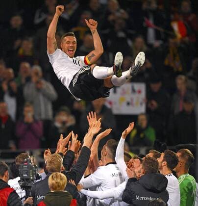 22.03.2017, Fussball Test-Länderspiel, Deutschland - England, in Dortmund, Signal-Iduna-Park-Stadion Dortmund, Nach dem Spiel wird Lukas Podolski (Deutschland) von seinen Mitspielern gefeiert und in die Luft geworfen. 