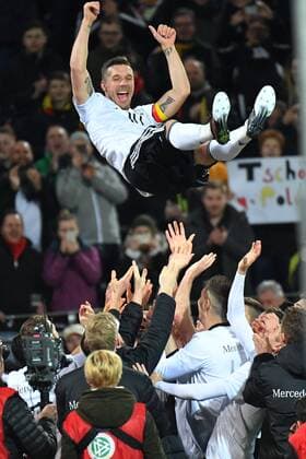 GER, FSP, Deutschland (GER) vs England (ENG) 22.03.2017, Signal-Iduna-Park , Dortmund , GER, FSP, Deutschland (GER) vs England (ENG) im Bild picture shows: nach dem Spiel geht Lukas Podolski (Deutschland GER 10), mehrmals um das Stadion klettert über die Absperrungen geht zu den Fans dazu läuft das Lied Koelsche Jung von Brings Tschoe Poldi Lukas Podolski laesst sich von den Fans hochwerfen Foto © nordphoto Meuter nordphotox xMeuter