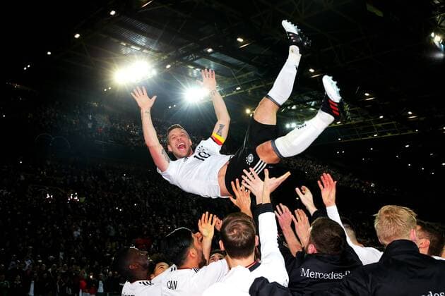 Dortmund Fußball Länderspiel Deutschland vs. England, Lukas Podolski (GER) wird von seinem Team hochgeworfen