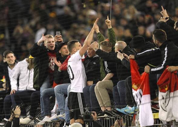 Foto : Abschied für , und von Lukas Podolski ( Deutschland ) , nach dem Schlusspfiff läuft er eine Ehrenrunde und grüsst die Fans Fussball Länderspiel am Mi. 22.03.2017 Deutschland - England 1 - 0