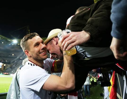 Dortmund Fußball Länderspiel Deutschland vs. England, Lukas Podolski (GER) verabschiedet sich von seinen Fans