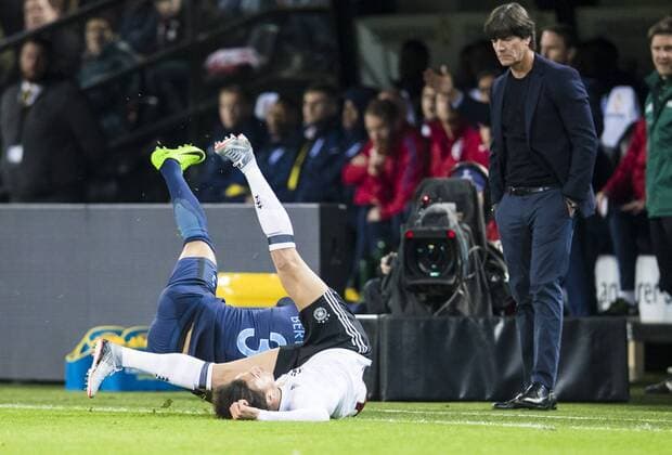 dfbtr DFB Bundestrainer Joachim Jogi LOEW, LÖW,beobachtet Leroy SANE, DFB 19 Zweikampf , Aktion um den Ball gegen Ryan BERTRAND, England 3 DEUTSCHLAND - ENGLAND ( - ) Freundschaftsspiel, friendly match, Abschiedsspiel Lukas Podolski, Deutsche Fussball Nationalmannschaft, DFB am 22.03.2017 in Dortmund.