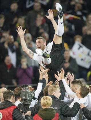 Lukas PODOLSKI, DFB 10 wird hochgeworfen, hochjubeln, auf Haenden getragen, Abschied DEUTSCHLAND - ENGLAND (1 -0 ) Freundschaftsspiel, friendly match, Abschiedsspiel Lukas Podolski, Deutsche Fussball Nationalmannschaft, DFB am 22.03.2017 in Dortmund.