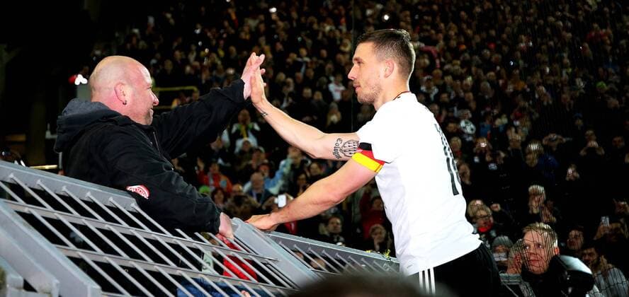 Dortmund Fußball Länderspiel Deutschland vs. England, Lukas Podolski (GER) verabschiedet sich von den Fans
