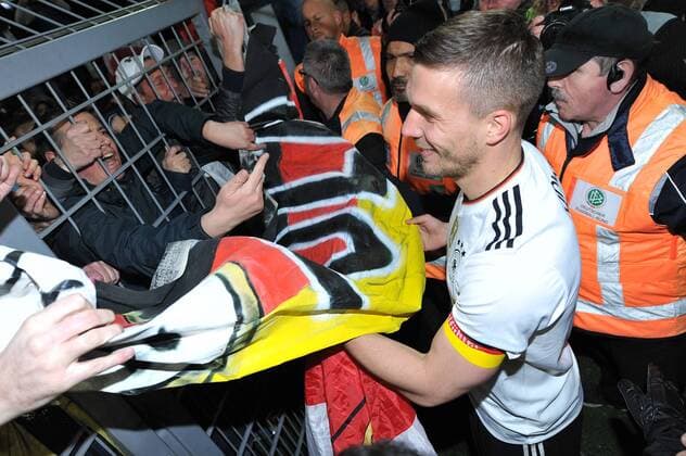 Dortmund, Signal Iduna Park, 22.03.17, Fußball - Länderspiel - Deutschland - England Bild: Lukas Podolski (Deutschland) feiert mit den Fans am Zaun xsmmpJPGx