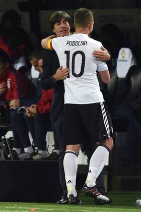 Fußball Länderspiel Deutschland - England am 22.03.2017 im Signal Iduna Park in Dortmund Lukas Podolski ( Deutschland ), hinten - Joachim Löw ( Bundestrainer ), vorne xRx