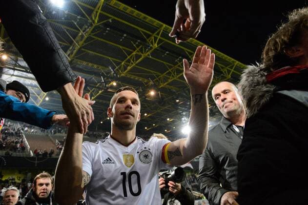 Themen der Woche - SPORT Bilder des Tages - SPORT GER, FSP, Deutschland (GER) vs England (ENG) 22.03.2017, Signal Iduna Park, Dortmund, Deutschland, GER, FSP, Deutschland (GER) vs England (ENG), im Bild Lukas Podolski Poldi ( 10 GER) bei Fans Fanblock Abschied Foto © nordphoto Kurth nordphotox xKurth